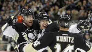 Hokeista Pittsburgh Penguins Sidney Crosby (w środku)