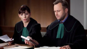Dębski szuka ukojenia w alkoholu, co przynosi nieprzyjemne skutki. Agata martwi się o swojego wspólnika. 