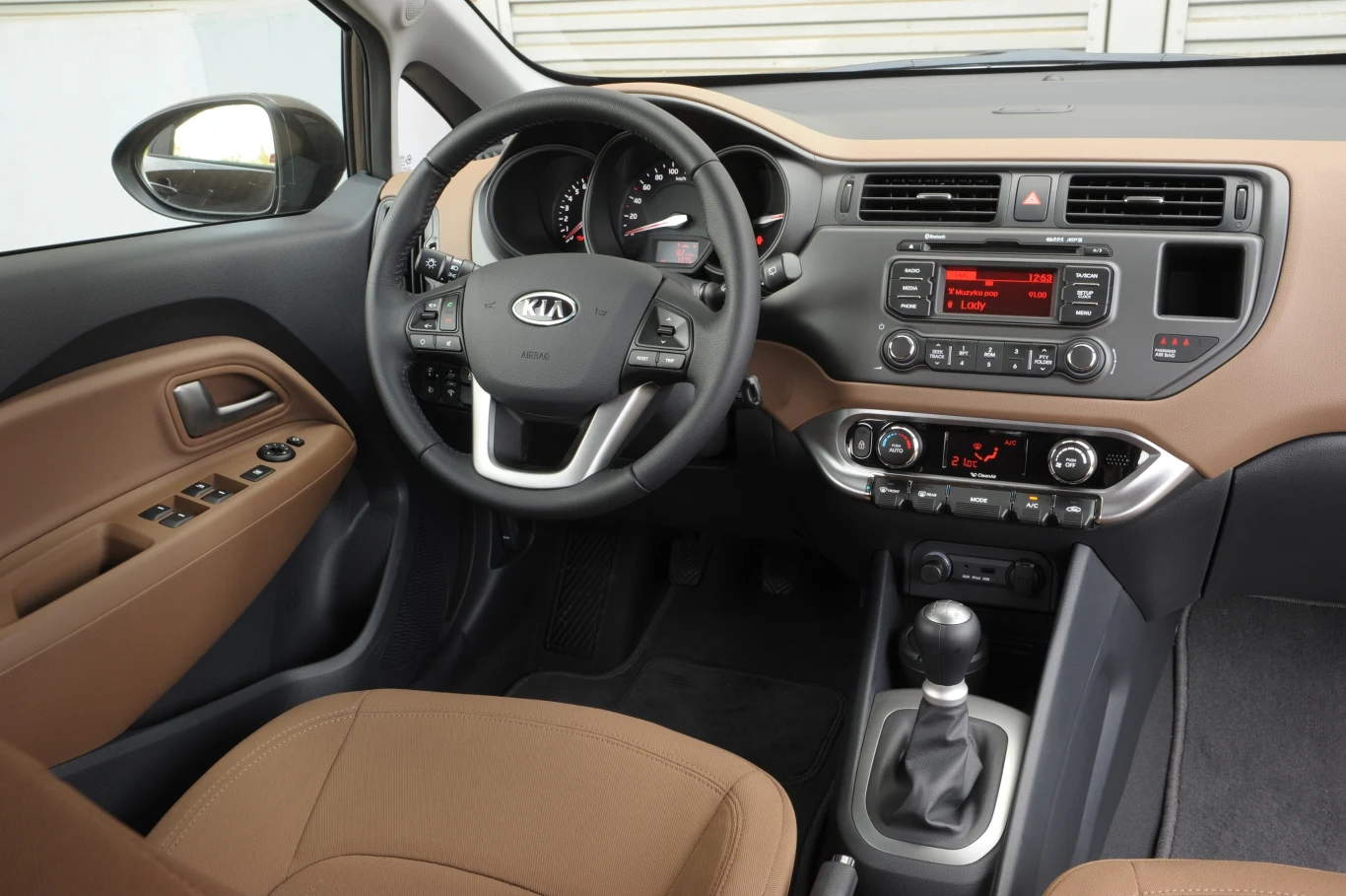 Deska rozdzielcza nowego Rio zrywa ze skromnym stylem poprzedników – wygląda nowocześnie i bogato. Pomimo rozbudowanego wyposażenia, obsługa jest prosta.