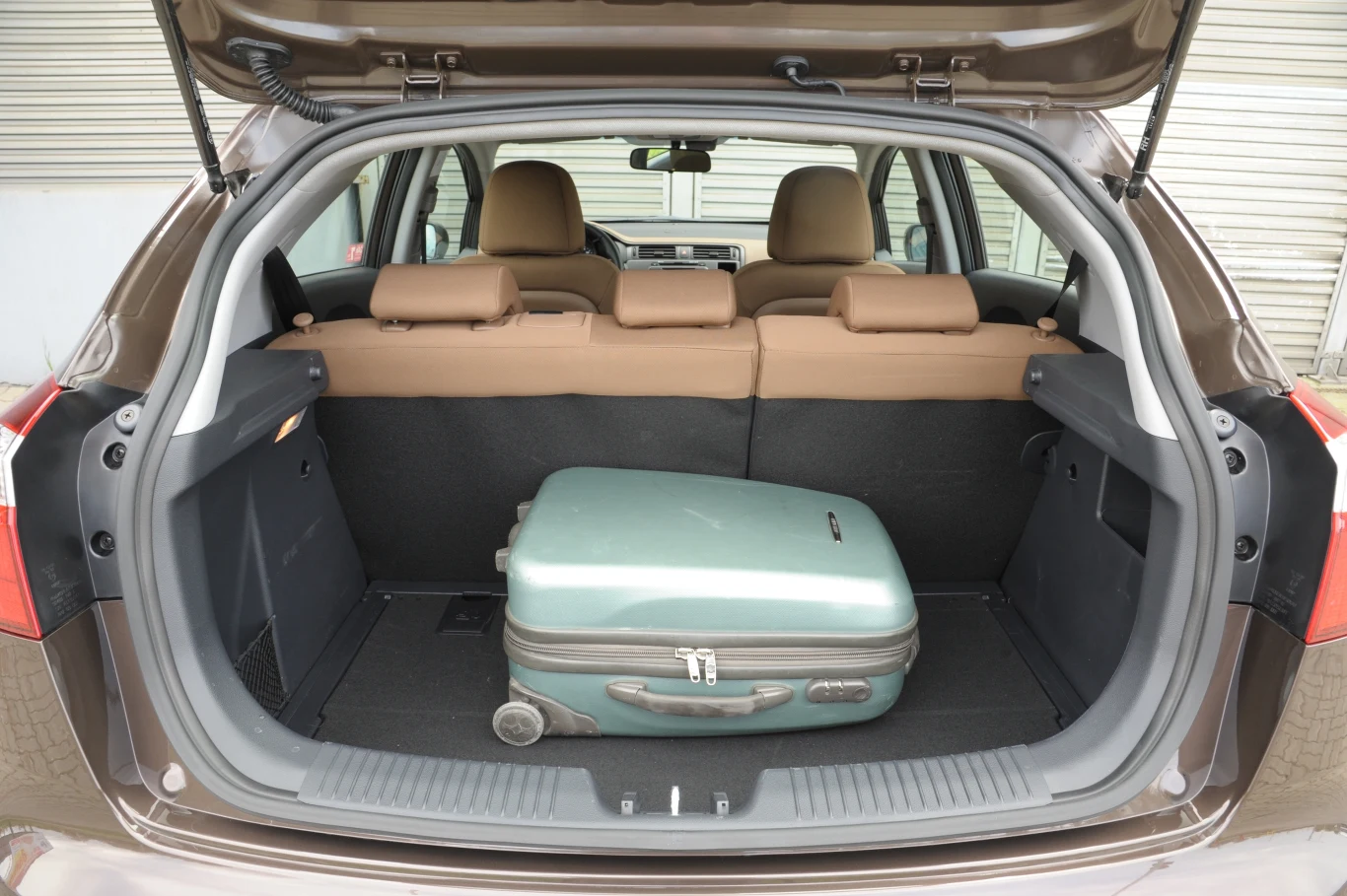 Bagażnik jest całkiem obszerny (mieści 288 l). Jego podłogę można ustawić na dwóch wysokościach.