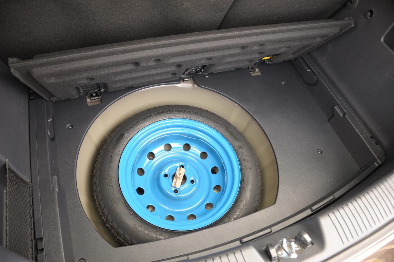 ...pod którym jest jeszcze wnęka na dojazdowe koło zapasowe.