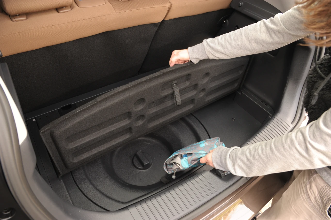 Pod podłogą bagażnika znalazło się miejsce na schowek...