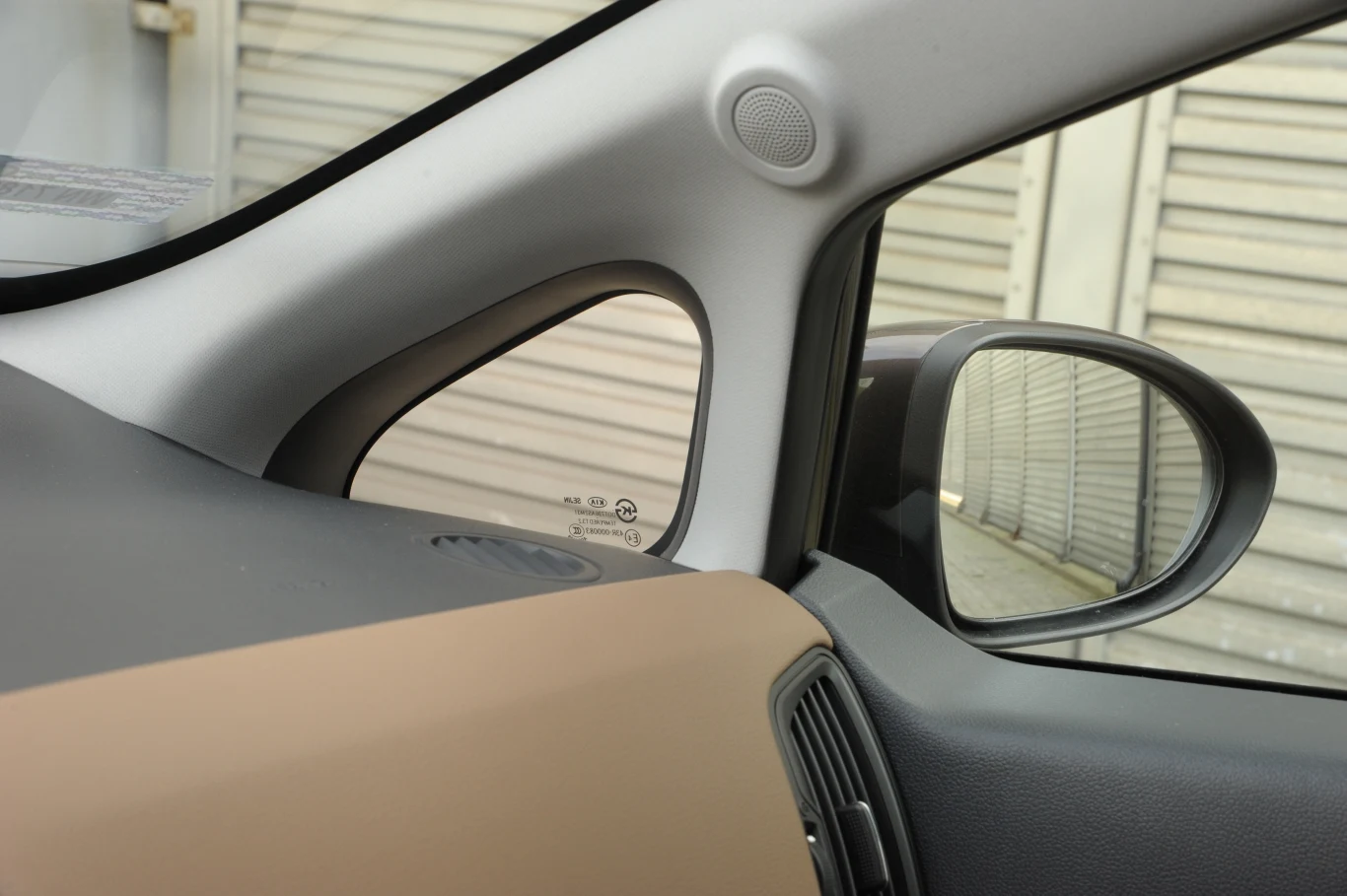 Dodatkowe okienko jest na tyle małe, że nie poprawia widoczności.