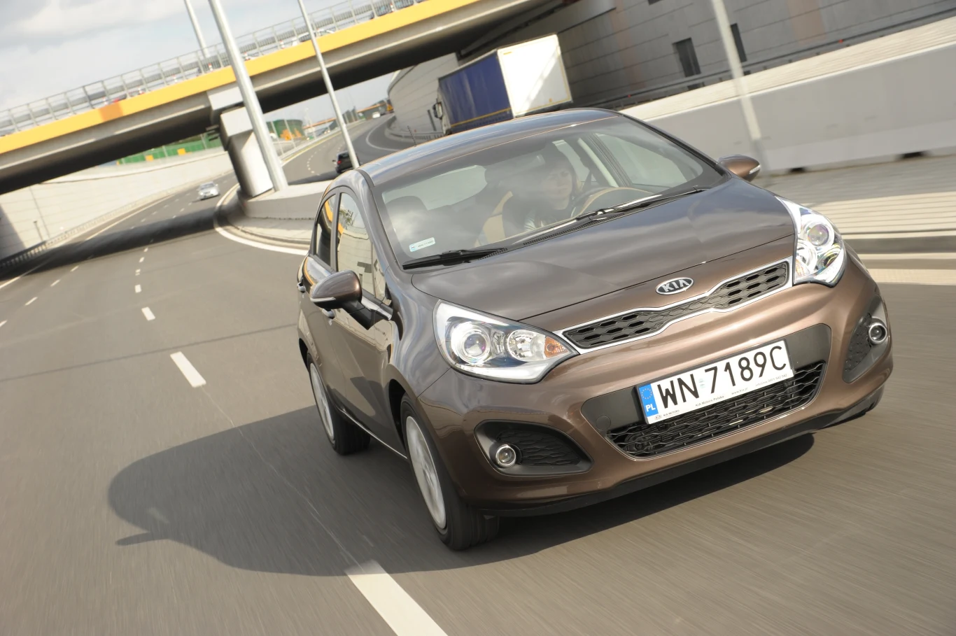 Typowy dla Kii wlot powietrza i masywna sylwetka – nowe Rio ma charakterystyczny wygląd. Auto wyróżniają też spore gabaryty.