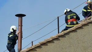 Strażacy sprawdzają komin nad Kaplicą Sykstyńską, z którego wydobędzie się dym 