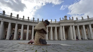 Wierny modli się na Placu św. Piotra