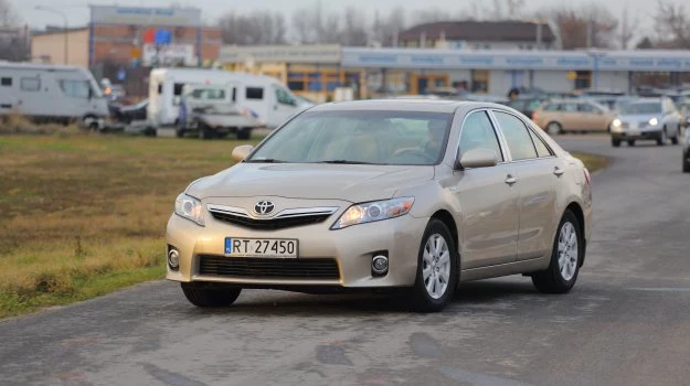 W gamie modelowe Camry znalazła się też wersja hybrydowa (na zdjęciu), z nieco innym przodem i silnikiem elektrycznym wspomagającym 2,4-litrową jednostkę benzynową.