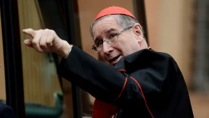 Kardynał Roger Mahony bierze udział w konklawe w Watykanie