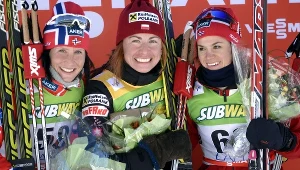 Justyna Kowalczyk (w środku), z lewej Marit Bjoergen, z prawej Heidi Weng