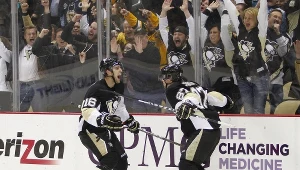 Brandon Sutter (z lewej) z Pittsburgh Penguins