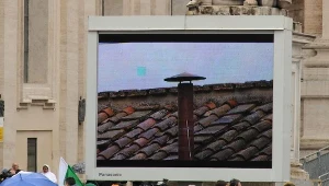 Wierni czekają na dym na Kaplicą Sykstyńską