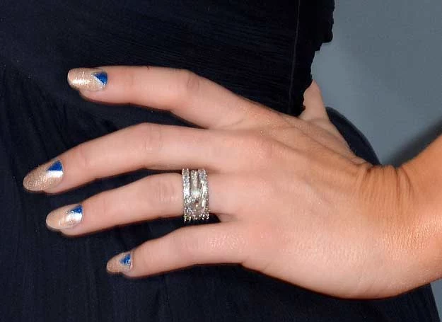 Miranda Lambert i jej złoto granatowy manicure