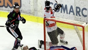 Przemysław Odrobny, bramkarz KH Sanok często kładł się na lodzie w meczu z Cracovią. Z lewej Paweł Dronia, za bramką napastnik "Pasów" - Michał Piotrowski.