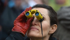 Wierni zgromadzeni na placu św. Piotra czekają na biały dym