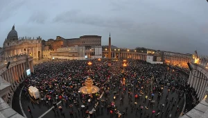 Tłumy wiernych czekają na wynik kolejnego głosowania