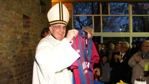 Kardynał Bergoglio z koszulką drużyny San Lorenzo, 24.05.2011 