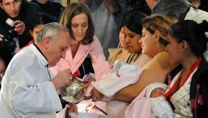 Kardynał Bergoglio chrzci dzieci, Buenos Aires 2011