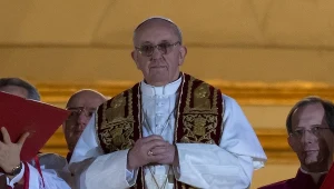 Papież Franciszek założył stułę tylko na czas błogosławieństwa 