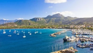 Nazywają ją europejskimi Karaibami. Wyspa, na której Słońce świeci przez cały rok 