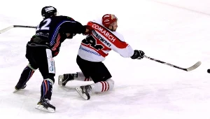 W półfinale hokeiści (tu Michał Piotrowski z Cracovii i Paweł Dronia z KH Sanok) walczyli nawet na kolanach, ale telewizja tego nie transmitowała. 