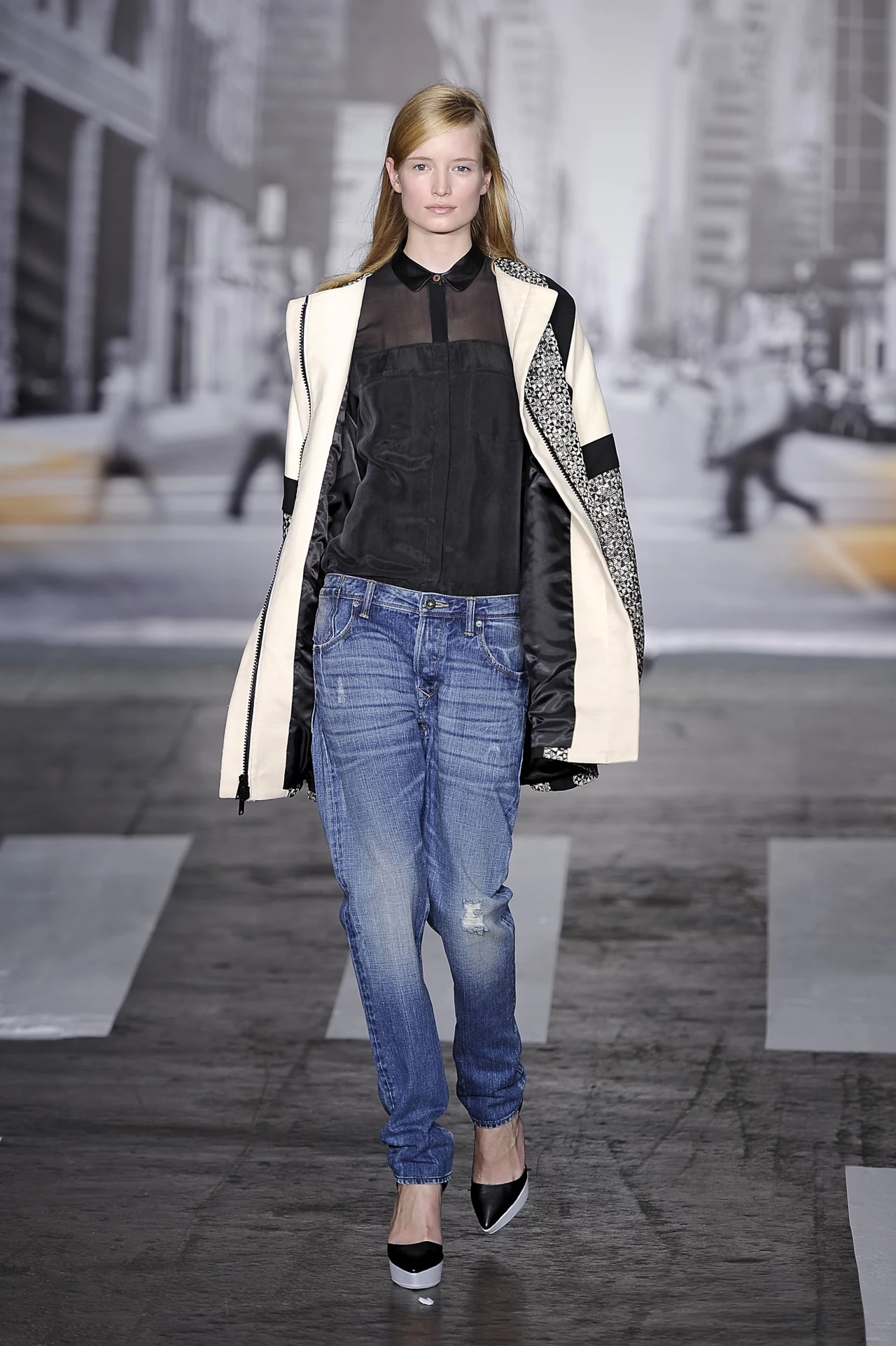 Dżinsy oversize na pokazie DKNY Dżinsy oversize na pokazie DKNY