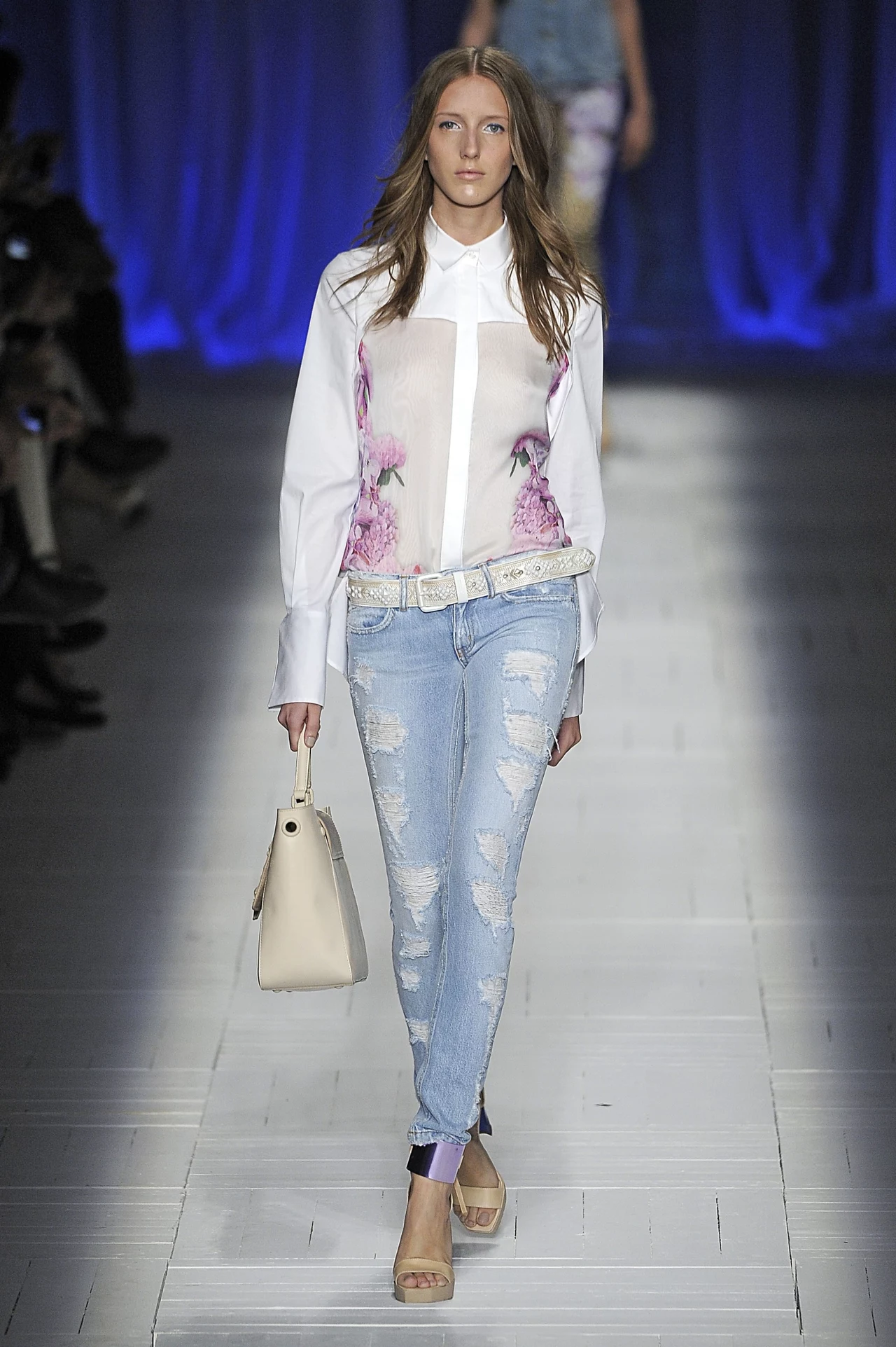 Postrzępione dżinsy na pokazie Just Cavalli Postrzępione dżinsy na pokazie Just Cavalli