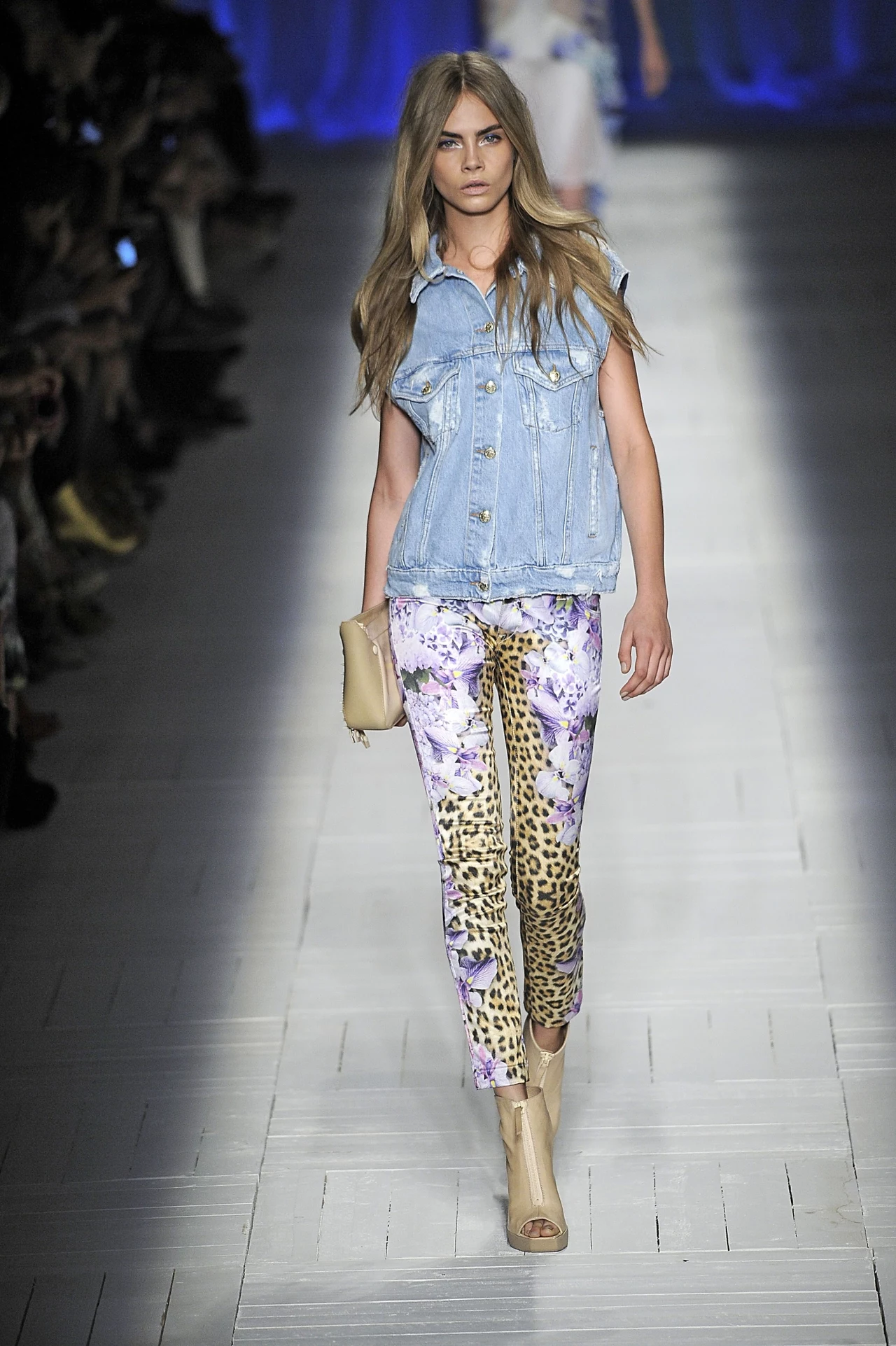 Kolorowe dżinsy na pokazie Just Cavalli Kolorowe dżinsy na pokazie Just Cavalli