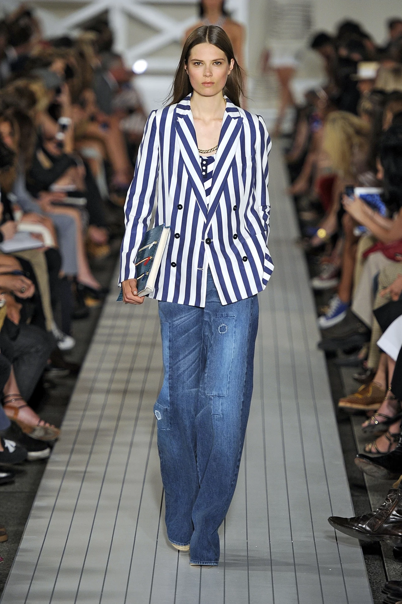 Szerokie dżinsy na pokazie Tommy Hilfiger Szerokie dżinsy na pokazie Tommy Hilfiger