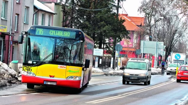 Obowiązek "wpuszczania" autobusu mają kierowcy poruszający się w terenie zabudowanym.