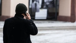 Wiemy dlaczego tak denerwują ludzi rozmowy innych przez telefon  