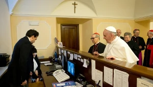 Na zdjęciu: Franciszek płaci za pobyt w Domus Internationalis Paulus VI w trakcie konklawe. Rzym, 14 marca 2013