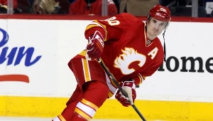 Curtis Glencross z Calgary Flames strzelił trzy gole Nashville Predators