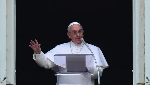 Papież Franciszek w oknie swojego apartamentu