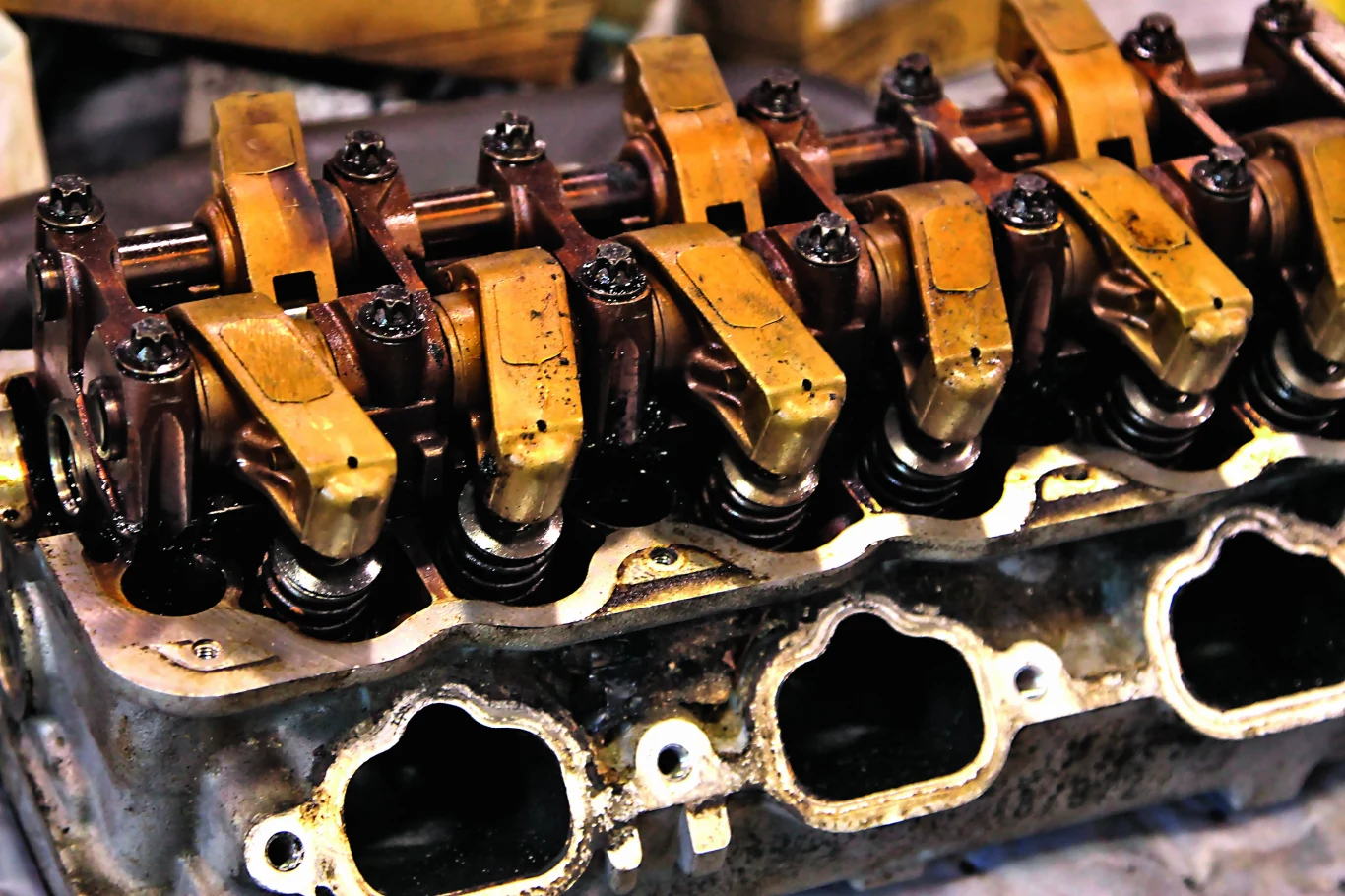 Wnętrze silnika pracującego na dobrym oleju, syntetyku. Taki kolor (a nie czarny) to dobry znak.