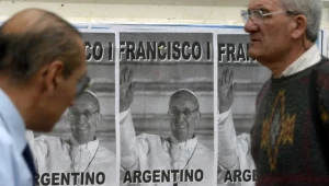 Plakaty wiszące w Buenos Aires