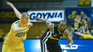 W akcji do piłki Przemysław Zamojski (L) z miejscowego Asseco Prokomu i Lorinza Harrington (P) z Trefla Sopot