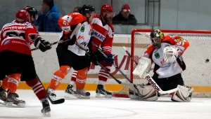 Bramkarz JKH GKS Kamil Kosowski podczas meczu z Cracovią