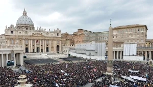 Tłumy na placu św. Piotra podczas niedzielnej modlitwy Anioł Pański z Franciszkiem