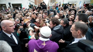 Franciszek podczas spotkania z wiernymi po mszy w kościele św. Anny