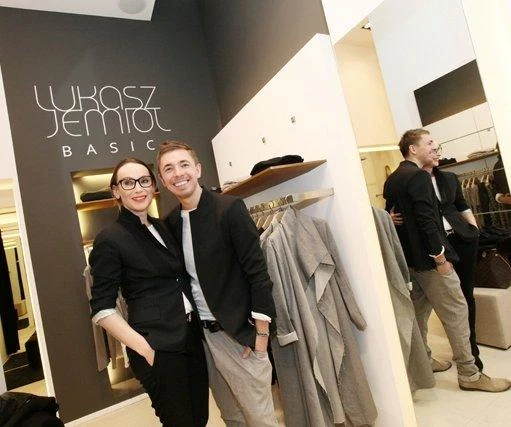 Podczas otwarcia zaproszeni goście mogli zrobić zakupy w towarzystwie samego projektanta Podczas otwarcia zaproszeni goście mogli zrobić zakupy w towarzystwie samego projektanta