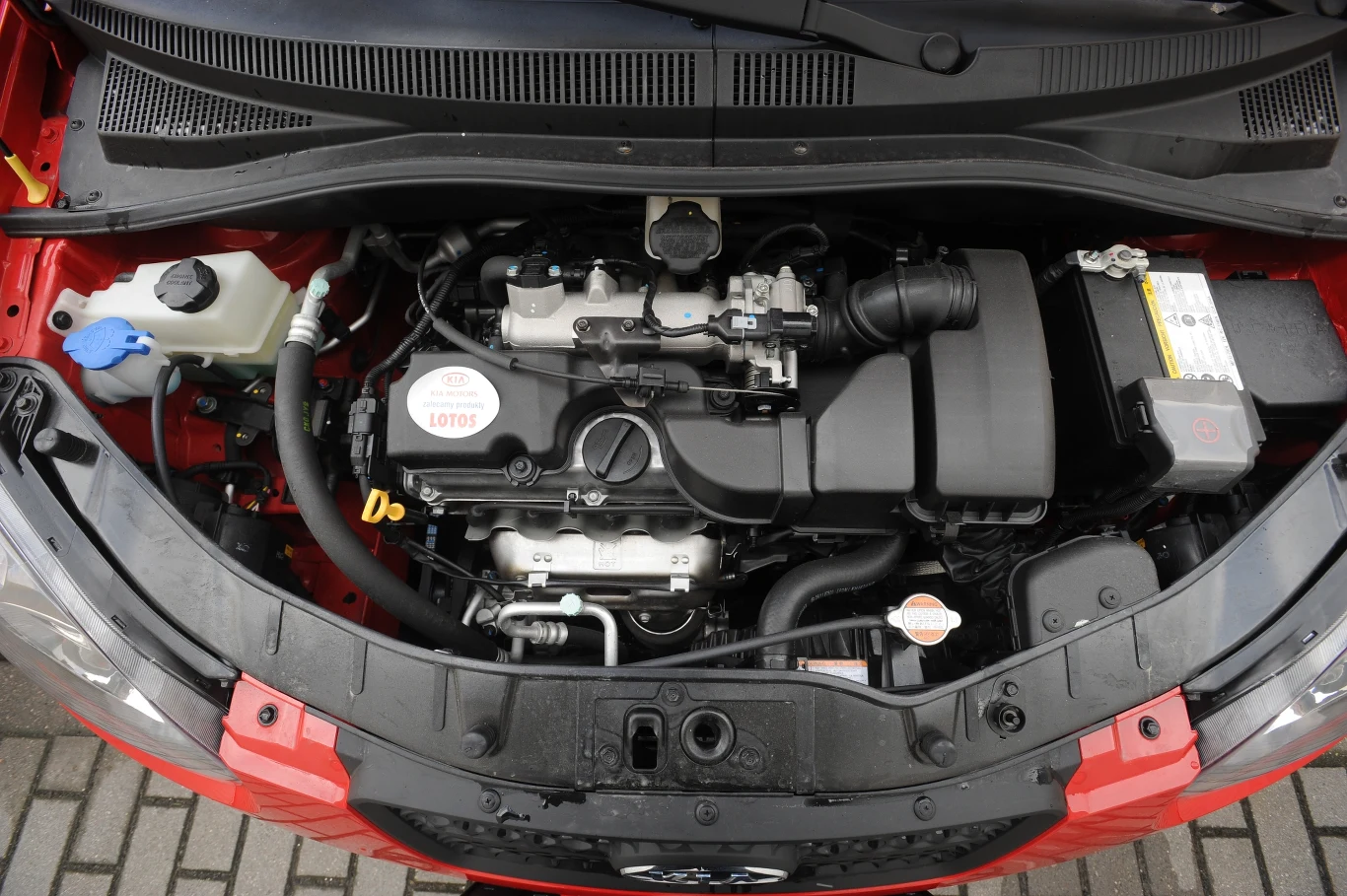 Tak jak w i10: cztery cylindry i 12 zaworów, ale mniejsza pojemność. Identyczne osiągi.