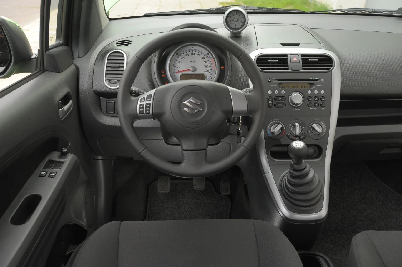Suzuki Splash: przyzwoitej jakości tworzywa, staranny montaż. Brak wskaźnika temperatury płynu chłodniczego. Obrotomierz jest wyposażeniem seryjnym.