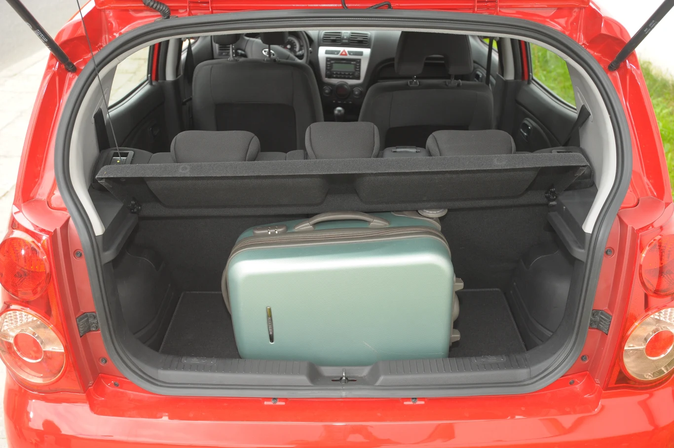 Nieznacznie wyższa krawędź niż w i10. Dużo egzemplarzy pod podłogą ma już zbiornik LPG.