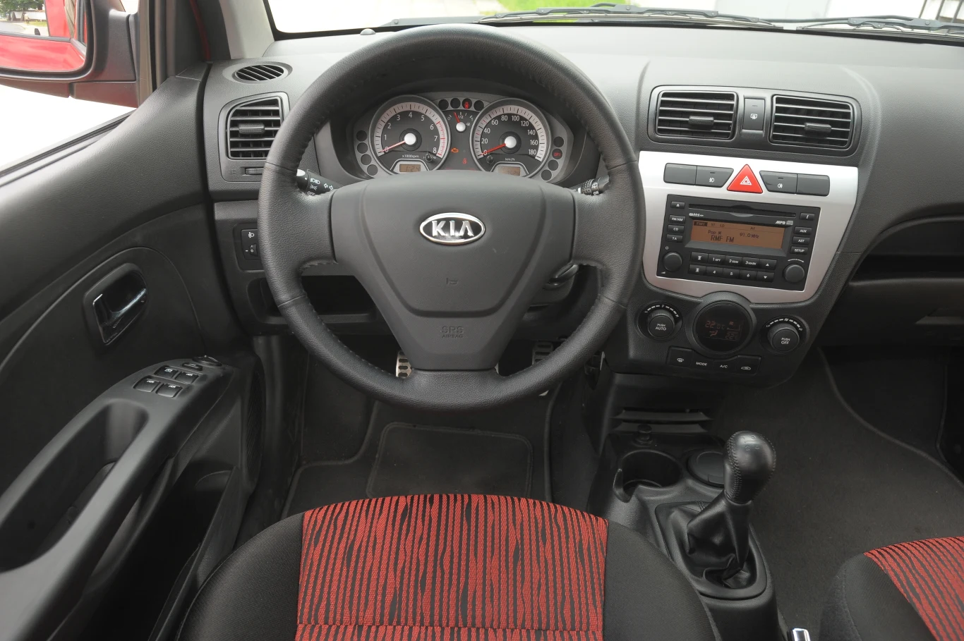 Kia Picanto FL: wnętrze Picanto tak luksusowe jak na zdjęciu trafia się głównie w autach z importu. W krajowych popularne są „elektryczne szyby”, obrotomierz, czasem ręczna klimatyzacja.