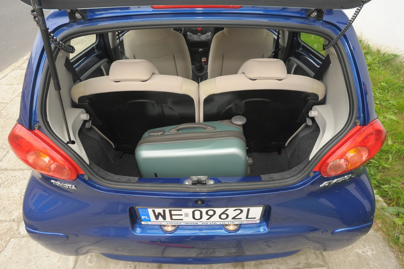 Bagażnik Aygo ma 139 l, ale jest bardzo wąski. Na dodatek krawędź załadunku przebiega wysoko.