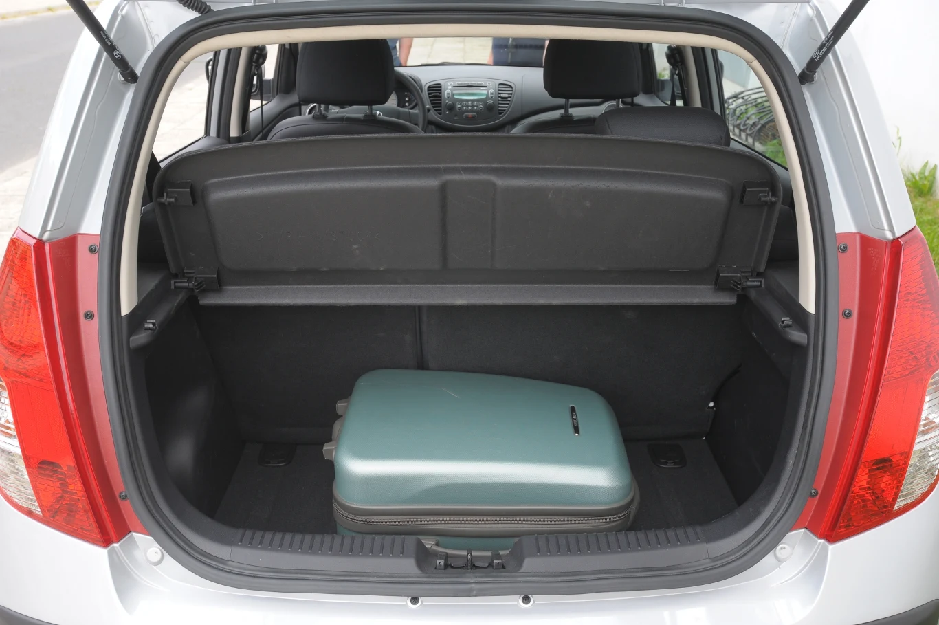 Bagażnik jest mały, ale funkcjonalny. Ma niski próg załadunku. Pod podłogą – małe schowki.