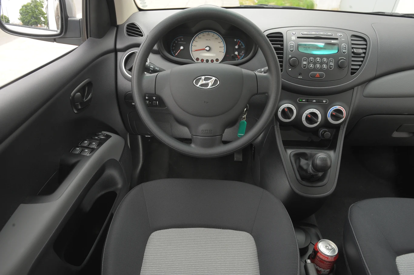 Wnętrze pod względem jakości wykonania i stylizacji jest zbliżone do tego w Suzuki Splash. Jest tu jednak nieco ciaśniej. Uwagę zwraca kremowy prędkościomierz.