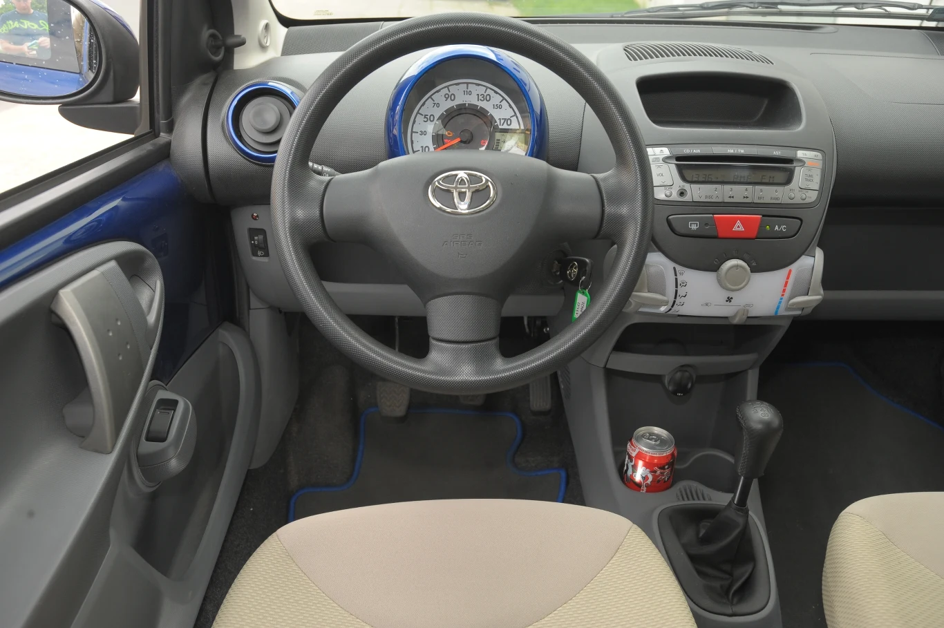 Atrakcyjna forma, ale jakość tworzyw niska. Jako jedyne auto w porównaniu ma na wewnętrznych powierzchniach drzwi fragmenty niczym nieosłoniętego metalu.