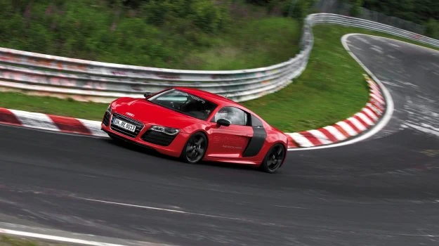 Tor Nürburgring biegnie wokół średniowiecznego zamku i miejscowości Nürburg w górach Eifel. Na zdjęciu: testy elektrycznego Audi R8 e-tron. Tor Nürburgring biegnie wokół średniowiecznego zamku i miejscowości Nürburg w górach Eifel. Na zdjęciu: testy elektrycznego Audi R8 e-tron.