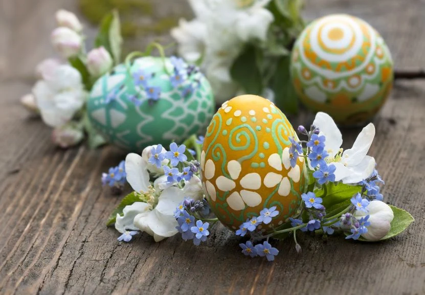 Te ozdoby wykonano z wydmuszek jaj barwionych farbkami dla dzieci, a wzory namalowano... lakierami do paznokci! Z pewnością masz w domu kilka buteleczek, których już nie używasz. Do tego jeszcze delikatne kwiaty i świąteczny stroik gotowy!